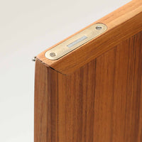 スウェーデン製のキッチンキャビネットです。美しいチーク材を使用し、幅181cmのゆとりあるサイズが空間に重厚感をもたらします。上部には浅めの引き出しを3杯、下部には扉収納を備え、内部には棚板が設けられており食器やカトラリー、リネン類まで整理しやすい実用的な構成。細身の脚部と幕板のラインが全体を軽やかに引き締め、直線的で端正な佇まいが北欧らしい機能美を感じさせます。経年により深みを増した木肌が、ビンテージならではの味わいを引き立てる一台です。