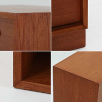 Nils Jonssonがデザインし、Hugo Troedsより発表されたモデルDomi 13のディスプレイシェルフです。チーク材の美しい木目と温かみのある色合いが空間に上質な北欧らしさをもたらします。上段・中段・下段のセクション構造で、それぞれを分けて使用できる柔軟な設計も魅力。下段は右側に引き出し、左側に高さ調整可能な棚を備え、実用性にも優れています。削り出しの取っ手や端正なフレームラインに職人技が感じられ、経年により深みを増した風合いがビンテージならではの存在感を放つ一品です。