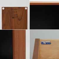 Nils Jonssonがデザインし、Hugo Troedsより発表されたモデルDomi 13のディスプレイシェルフです。チーク材の美しい木目と温かみのある色合いが空間に上質な北欧らしさをもたらします。上段・中段・下段のセクション構造で、それぞれを分けて使用できる柔軟な設計も魅力。下段は右側に引き出し、左側に高さ調整可能な棚を備え、実用性にも優れています。削り出しの取っ手や端正なフレームラインに職人技が感じられ、経年により深みを増した風合いがビンテージならではの存在感を放つ一品です。