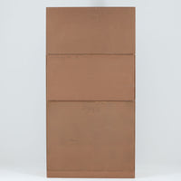 Nils Jonssonがデザインし、Hugo Troedsより発表されたモデルDomi 13のディスプレイシェルフです。チーク材の美しい木目と温かみのある色合いが空間に上質な北欧らしさをもたらします。上段・中段・下段のセクション構造で、それぞれを分けて使用できる柔軟な設計も魅力。下段は右側に引き出し、左側に高さ調整可能な棚を備え、実用性にも優れています。削り出しの取っ手や端正なフレームラインに職人技が感じられ、経年により深みを増した風合いがビンテージならではの存在感を放つ一品です。