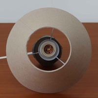 Chris HaslevがJetiのために手掛けたこちらのテーブルランプは、太陽を思わせるレリーフ模様をまとった陶器ベースと、素朴な土肌と釉薬の濃淡が織りなす豊かな表情が魅力で、コンパクトながら存在感を放つ北欧ビンテージ品です。上部のマットな質感が造形を引き締め、リネンシェード越しに広がるあたたかな灯りが空間をやさしく包み込み、リビングやベッドサイドのアクセントとして取り入れやすい一台に仕上がっています。