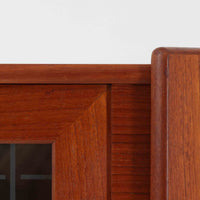 美しい木目と深みのある色合いが魅力のチーク材に、幾何学模様が施されたガラス扉を組み合わせた存在感のある一台です。空間の角を有効活用できるコーナー設計に加え、内部棚や引き出しを備えており、食器やコレクション、小物類の収納にも便利。繊細な脚部デザインや経年による味わい深い風合いが、北欧ビンテージ家具ならではの上質な雰囲気を演出してくれます。
