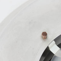 Lyskaer Belysningによるアルミ製ペンダントライトは、北欧デザインらしい機能美が際立つビンテージ照明です。複数のシェードを重ねた構造により光を効率よくコントロールし、眩しさを抑えながら空間全体へ柔らかな光を広げます。アルミならではの軽やかな質感と美しいヘアライン仕上げが洗練された印象を与え、点灯時にはシェードの隙間から温かみのある光が浮かび上がります。ダイニングやリビングの主役としてはもちろん、ミッドセンチュリー空間のアクセントとしても魅力的な北欧ビンテージ照明です。