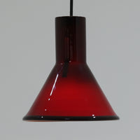 北欧より買い付けた、ホルムガード社製(現Royal Copenhagen)ビンテージランプです。照明部分はデンマークを代表する照明メーカーFog & Morup社によって作成されています。Holmegaard 社のペンダントライトの中でも人気の「P&T PENDEL」シリーズで内と外側の2層の色味が特徴的です。消灯&点灯時にそれぞれ違った表情を見せてくれる素敵なデザインです。