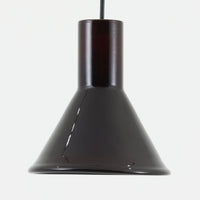 北欧より買い付けた、ホルムガード社製(現Royal Copenhagen)ビンテージランプです。照明部分はデンマークを代表する照明メーカーFog & Morup社によって作成されています。Holmegaard 社のペンダントライトの中でも人気の「P&T PENDEL」シリーズで内と外側の2層の色味が特徴的です。消灯&点灯時にそれぞれ違った表情を見せてくれる素敵なデザインです。