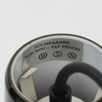 北欧より買い付けた、ホルムガード社製(現Royal Copenhagen)ビンテージランプです。照明部分はデンマークを代表する照明メーカーFog & Morup社によって作成されています。Holmegaard 社のペンダントライトの中でも人気の「P&T PENDEL」シリーズで内と外側の2層の色味が特徴的です。消灯&点灯時にそれぞれ違った表情を見せてくれる素敵なデザインです。