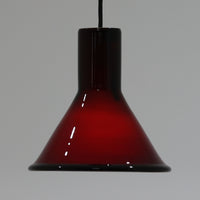 北欧より買い付けた、ホルムガード社製(現Royal Copenhagen)ビンテージランプです。照明部分はデンマークを代表する照明メーカーFog & Morup社によって作成されています。Holmegaard 社のペンダントライトの中でも人気の「P&T PENDEL」シリーズで内と外側の2層の色味が特徴的です。消灯&点灯時にそれぞれ違った表情を見せてくれる素敵なデザインです。