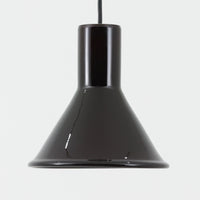 北欧より買い付けた、ホルムガード社製(現Royal Copenhagen)ビンテージランプです。照明部分はデンマークを代表する照明メーカーFog & Morup社によって作成されています。Holmegaard 社のペンダントライトの中でも人気の「P&T PENDEL」シリーズで内と外側の2層の色味が特徴的です。消灯&点灯時にそれぞれ違った表情を見せてくれる素敵なデザインです。