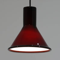 北欧より買い付けた、ホルムガード社製(現Royal Copenhagen)ビンテージランプです。照明部分はデンマークを代表する照明メーカーFog & Morup社によって作成されています。Holmegaard 社のペンダントライトの中でも人気の「P&T PENDEL」シリーズで内と外側の2層の色味が特徴的です。消灯&点灯時にそれぞれ違った表情を見せてくれる素敵なデザインです。