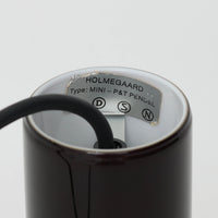 北欧より買い付けた、ホルムガード社製(現Royal Copenhagen)ビンテージランプです。照明部分はデンマークを代表する照明メーカーFog & Morup社によって作成されています。Holmegaard 社のペンダントライトの中でも人気の「P&T PENDEL」シリーズで内と外側の2層の色味が特徴的です。消灯&点灯時にそれぞれ違った表情を見せてくれる素敵なデザインです。