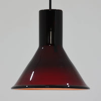 北欧より買い付けた、ホルムガード社製(現Royal Copenhagen)ビンテージランプです。照明部分はデンマークを代表する照明メーカーFog & Morup社によって作成されています。Holmegaard 社のペンダントライトの中でも人気の「P&T PENDEL」シリーズで内と外側の2層の色味が特徴的です。消灯&点灯時にそれぞれ違った表情を見せてくれる素敵なデザインです。