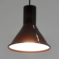 北欧より買い付けた、ホルムガード社製(現Royal Copenhagen)ビンテージランプです。照明部分はデンマークを代表する照明メーカーFog & Morup社によって作成されています。Holmegaard 社のペンダントライトの中でも人気の「P&T PENDEL」シリーズで内と外側の2層の色味が特徴的です。消灯&点灯時にそれぞれ違った表情を見せてくれる素敵なデザインです。