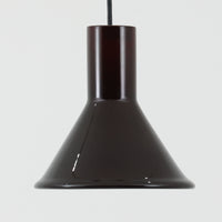 北欧より買い付けた、ホルムガード社製(現Royal Copenhagen)ビンテージランプです。照明部分はデンマークを代表する照明メーカーFog & Morup社によって作成されています。Holmegaard 社のペンダントライトの中でも人気の「P&T PENDEL」シリーズで内と外側の2層の色味が特徴的です。消灯&点灯時にそれぞれ違った表情を見せてくれる素敵なデザインです。