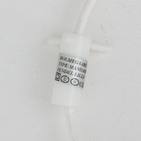Michael BangがデザインしたMandarinペンダントライトです。Holmegaardならではの高品質なガラスを用いた美しいフォルムが特徴で、滑らかに広がるシェードと細く立ち上がるネック部分が軽やかで洗練された印象を与えます。乳白色ガラスを通して放たれる柔らかな光は空間全体を穏やかに包み込み、ダイニングやカウンター、寝室など幅広いシーンで活躍します。扱いやすいサイズ感と、北欧デザイン黄金期を感じさせる造形美が魅力の希少なビンテージ照明です。