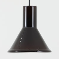北欧より買い付けた、ホルムガード社製(現Royal Copenhagen)ビンテージランプです。照明部分はデンマークを代表する照明メーカーFog & Morup社によって作成されています。Holmegaard 社のペンダントライトの中でも人気の「P&T PENDEL」シリーズで内と外側の2層の色味が特徴的です。消灯&点灯時にそれぞれ違った表情を見せてくれる素敵なデザインです。