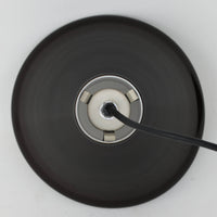 北欧より買い付けた、ホルムガード社製(現Royal Copenhagen)ビンテージランプです。照明部分はデンマークを代表する照明メーカーFog & Morup社によって作成されています。Holmegaard 社のペンダントライトの中でも人気の「P&T PENDEL」シリーズで内と外側の2層の色味が特徴的です。消灯&点灯時にそれぞれ違った表情を見せてくれる素敵なデザインです。