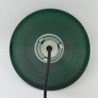 北欧より買い付けた、ホルムガード社製(現Royal Copenhagen)ビンテージランプです。照明部分はデンマークを代表する照明メーカーFog & Morup社によって作成されています。Holmegaard 社のペンダントライトの中でも人気の「P&T PENDEL」シリーズで内と外側の2層の色味が特徴的です。消灯&点灯時にそれぞれ違った表情を見せてくれる素敵なデザインです。