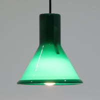 北欧より買い付けた、ホルムガード社製(現Royal Copenhagen)ビンテージランプです。照明部分はデンマークを代表する照明メーカーFog & Morup社によって作成されています。Holmegaard 社のペンダントライトの中でも人気の「P&T PENDEL」シリーズで内と外側の2層の色味が特徴的です。消灯&点灯時にそれぞれ違った表情を見せてくれる素敵なデザインです。