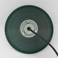 北欧より買い付けた、ホルムガード社製(現Royal Copenhagen)ビンテージランプです。照明部分はデンマークを代表する照明メーカーFog & Morup社によって作成されています。Holmegaard 社のペンダントライトの中でも人気の「P&T PENDEL」シリーズで内と外側の2層の色味が特徴的です。消灯&点灯時にそれぞれ違った表情を見せてくれる素敵なデザインです。