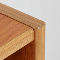 デンマーク製ブックシェルフです。小ぶりなサイズ感で扱いやすく、チーク材ならではの深みある木目と、縁にあしらわれた明るい木部のコントラストが北欧らしい端正な表情を生み出しています。無駄を削ぎ落としたシンプルな構造は圧迫感が少なく、書籍はもちろん、お気に入りの雑貨やオブジェを飾るディスプレイ棚としても活躍。リビングや寝室、デスク横にも取り入れやすく、経年で増した木肌の風合いが空間に穏やかな温もりとビンテージならではの存在感を添える一台です。