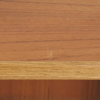 デンマーク製ブックシェルフです。小ぶりなサイズ感で扱いやすく、チーク材ならではの深みある木目と、縁にあしらわれた明るい木部のコントラストが北欧らしい端正な表情を生み出しています。無駄を削ぎ落としたシンプルな構造は圧迫感が少なく、書籍はもちろん、お気に入りの雑貨やオブジェを飾るディスプレイ棚としても活躍。リビングや寝室、デスク横にも取り入れやすく、経年で増した木肌の風合いが空間に穏やかな温もりとビンテージならではの存在感を添える一台です。