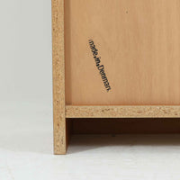 デンマーク製ブックシェルフです。小ぶりなサイズ感で扱いやすく、チーク材ならではの深みある木目と、縁にあしらわれた明るい木部のコントラストが北欧らしい端正な表情を生み出しています。無駄を削ぎ落としたシンプルな構造は圧迫感が少なく、書籍はもちろん、お気に入りの雑貨やオブジェを飾るディスプレイ棚としても活躍。リビングや寝室、デスク横にも取り入れやすく、経年で増した木肌の風合いが空間に穏やかな温もりとビンテージならではの存在感を添える一台です。