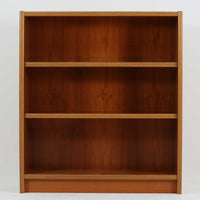 デンマーク製ブックシェルフです。小ぶりなサイズ感で扱いやすく、チーク材ならではの深みある木目と、縁にあしらわれた明るい木部のコントラストが北欧らしい端正な表情を生み出しています。無駄を削ぎ落としたシンプルな構造は圧迫感が少なく、書籍はもちろん、お気に入りの雑貨やオブジェを飾るディスプレイ棚としても活躍。リビングや寝室、デスク横にも取り入れやすく、経年で増した木肌の風合いが空間に穏やかな温もりとビンテージならではの存在感を添える一台です。