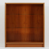 デンマーク製ブックシェルフです。小ぶりなサイズ感で扱いやすく、チーク材ならではの深みある木目と、縁にあしらわれた明るい木部のコントラストが北欧らしい端正な表情を生み出しています。無駄を削ぎ落としたシンプルな構造は圧迫感が少なく、書籍はもちろん、お気に入りの雑貨やオブジェを飾るディスプレイ棚としても活躍。リビングや寝室、デスク横にも取り入れやすく、経年で増した木肌の風合いが空間に穏やかな温もりとビンテージならではの存在感を添える一台です。