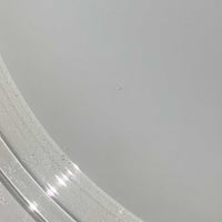 Holmegaardの「Etude」、Michael Bangによるデザインのデンマーク製ビンテージペンダントライトです。ガラスならではの滑らかな曲線を描くシェードは、中央のふくらみから裾へ大きく広がる優美なフォルムが印象的。乳白色のガラスが光を柔らかく透過し、点灯時には温かく穏やかな明かりが空間に広がります。存在感があり、ダイニングの主照明にもおすすめ。繊細なガラス造形に北欧ビンテージならではの美しさを感じられる一灯です。