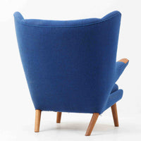 Hans J. Wegnerがデザインし、AP Stolenが製作したベアチェア AP-19 シングルソファです。包み込むように広がるハイバックと立体的なフォルムが特徴で、ゆったりと身体を預けられる快適な座り心地を生み出します。アーム先端のチーク材の滑らかな質感とオーク材の脚部による安定感のある構造が、美しいコントラストと上質な存在感を演出。張地内部にはビンテージ特有のスプリングが内包され、程よい弾力が寛ぎの時間をより豊かにします。空間の主役として北欧デザインの魅力を存分に味わえる一脚です。