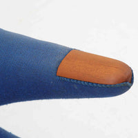 Hans J. Wegnerがデザインし、AP Stolenが製作したベアチェア AP-19 シングルソファです。包み込むように広がるハイバックと立体的なフォルムが特徴で、ゆったりと身体を預けられる快適な座り心地を生み出します。アーム先端のチーク材の滑らかな質感とオーク材の脚部による安定感のある構造が、美しいコントラストと上質な存在感を演出。張地内部にはビンテージ特有のスプリングが内包され、程よい弾力が寛ぎの時間をより豊かにします。空間の主役として北欧デザインの魅力を存分に味わえる一脚です。