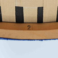 Hans J. Wegnerがデザインし、AP Stolenが製作したベアチェア AP-19 シングルソファです。包み込むように広がるハイバックと立体的なフォルムが特徴で、ゆったりと身体を預けられる快適な座り心地を生み出します。アーム先端のチーク材の滑らかな質感とオーク材の脚部による安定感のある構造が、美しいコントラストと上質な存在感を演出。張地内部にはビンテージ特有のスプリングが内包され、程よい弾力が寛ぎの時間をより豊かにします。空間の主役として北欧デザインの魅力を存分に味わえる一脚です。