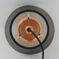 デンマーク製の北欧ビンテージペンダントライト。アルミ素材を用いたシンプルなフォルムに、ブラックのシェードと銅色パーツの組み合わせが印象的なデザインです。異素材のコントラストが美しく、点灯時には柔らかな光が空間に落ち着いた雰囲気を演出します。ダイニングや書斎、店舗空間にも取り入れやすく、経年による風合いも楽しめる北欧ビンテージならではの存在感ある一品です。