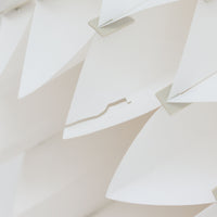Lars Schiolerがデザインし、Hoyrupが手掛けたモデル「Butterfly」のペンダントライトです。プラスチックシートを幾何学的に組み合わせた立体構造が特徴で、点灯時には光と影が重なり合い美しい陰影を生み出します。軽やかな素材ながら彫刻的な存在感を持ち、空間のアクセントとして印象的に映える一灯。経年による風合いも相まって、北欧ビンテージならではのデザイン性と希少性を楽しめ、ダイニングやリビングに柔らかな雰囲気をもたらします。