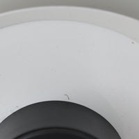 Carl Thoreによる「Trava」ペンダントライトは、幾重にも重なるシェードが生み出す美しい光の広がりが魅力の北欧ビンテージ照明です。アルミ素材を用いた軽快なフォルムに、ブラック・シルバー・レッドのコントラストが印象的なデザインを採用。点灯時には内側のカラーシェードを通して温かみのある光が浮かび上がり、空間に豊かな表情を与えます。優れた遮光性と拡散性を兼ね備えた構造はダイニングやリビングに最適で、ミッドセンチュリー期ならではの洗練された存在感をお楽しみいただける一灯です。