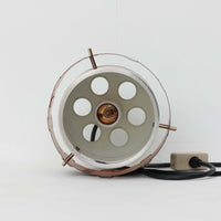 Werner Schouが手掛けたCoronell Elektro製のペンダントライトです。アルミ素材を用いた円筒形シェードに、装飾的な透かし模様のブラックパーツを組み合わせた印象的なデザインが特徴。点灯時にはシェードの隙間から温かみのある光が漏れ、空間に美しい陰影を生み出します。直径15cmのコンパクトなサイズは、ダイニングやキッチンカウンター、玄関などにも取り入れやすく、北欧モダンらしい洗練された存在感を演出。ビンテージならではの希少性と独創的な意匠を楽しめる一灯です。