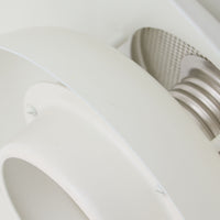 デンマーク製の北欧ビンテージペンダントライトです。アルミ素材を用いた多層シェード構造が特徴で、光源を直接見せない設計により柔らかく心地よい光を広げます。上部と下部に配置されたシェードが光を反射・拡散し、美しい陰影と落ち着いた空間を演出します。無駄を削ぎ落としたシンプルなフォルムは北欧デザインらしい機能美を感じさせ、ダイニングやリビングはもちろん、書斎や店舗空間にも調和します。経年を経たビンテージならではの風合いも魅力の一灯です。