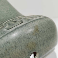 Einar Johansenがデザインし、Soholm Keramikが製作したモデル1028のテーブルランプです。高さ33cmの使いやすいサイズに、淡いセージグリーンの陶磁器ベースと上質なリネンシェードを組み合わせた、北欧らしい静かな佇まいが魅力。胴部にぐるりと施された幾何学的なレリーフ文様が美しい陰影を生み、点灯時にはやわらかな光とともに立体感がより際立ちます。チェストやサイドテーブル、ベッドサイドにも馴染みやすく、落ち着いた色調が空間にやさしい温もりを添える一台。Johansenならではの端正な造形とSoholmの高い陶芸技術を感じられる、希少性の高いビンテージ照明です。