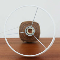 Marianne Starkがデザインし、Michael Andersen & Sonが製作したモデル6208のテーブルランプです。高さ51cmの存在感あるサイズに、細身に伸びる円錐形の陶磁器ベースと上部に配された連続する楕円レリーフが印象的で、スタルクらしい彫刻的な造形美が際立つ一台。温かみのあるブラウン系の釉薬は細かな斑点が奥行きを生み、点灯時にはリネンシェード越しの柔らかな光とともに落ち着いた北欧の空気感を演出します。サイドボードやチェスト上はもちろん、リビングのアクセント照明としても映え、希少なMarianne Stark作品ならではの芸術性とビンテージの存在感を堪能できます。