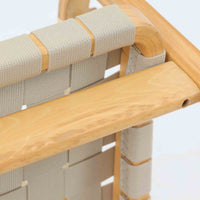 Alvar Aaltoがデザインし、Artekより製造された「ARMCHAIR 45」です。バーチ材を曲げ加工した美しいフレームと、背・座に張られたウェービングテープが生み出す軽快なデザインは、アアルトを代表する名作のひとつ。しなやかな弾力と快適な座り心地を備え、肘掛け付きのゆったりとした設計で読書やくつろぎの時間にも最適です。北欧デザインらしい機能美と、経年によって深まる素材の風合いを兼ね備えた、長く愛用できるビンテージチェアです。