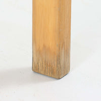 Alvar Aaltoがデザインし、Artekより製造された「ARMCHAIR 45」です。バーチ材を曲げ加工した美しいフレームと、背・座に張られたウェービングテープが生み出す軽快なデザインは、アアルトを代表する名作のひとつ。しなやかな弾力と快適な座り心地を備え、肘掛け付きのゆったりとした設計で読書やくつろぎの時間にも最適です。北欧デザインらしい機能美と、経年によって深まる素材の風合いを兼ね備えた、長く愛用できるビンテージチェアです。