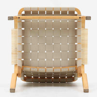 Alvar Aaltoがデザインし、Artekより製造された「ARMCHAIR 45」です。バーチ材を曲げ加工した美しいフレームと、背・座に張られたウェービングテープが生み出す軽快なデザインは、アアルトを代表する名作のひとつ。しなやかな弾力と快適な座り心地を備え、肘掛け付きのゆったりとした設計で読書やくつろぎの時間にも最適です。北欧デザインらしい機能美と、経年によって深まる素材の風合いを兼ね備えた、長く愛用できるビンテージチェアです。