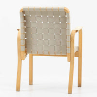 Alvar Aaltoがデザインし、Artekより製造された「ARMCHAIR 45」です。バーチ材を曲げ加工した美しいフレームと、背・座に張られたウェービングテープが生み出す軽快なデザインは、アアルトを代表する名作のひとつ。しなやかな弾力と快適な座り心地を備え、肘掛け付きのゆったりとした設計で読書やくつろぎの時間にも最適です。北欧デザインらしい機能美と、経年によって深まる素材の風合いを兼ね備えた、長く愛用できるビンテージチェアです。