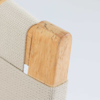 Alvar Aaltoが手掛けたARMCHAIR 406は、しなやかな曲線を描く成形バーチ材フレームが印象的な北欧モダンの名作です。アームから脚部へと流れる一体感のあるフォルムと、ウェビングテープを格子状に編み込んだ座面・背もたれが軽やかな存在感を演出します。身体を包み込むような柔軟性と快適な座り心地を備え、読書やラウンジスペースなどにも最適です。経年による風合いも魅力となり、機能性と造形美を兼ね備えた北欧ビンテージならではの価値を楽しめます。