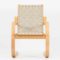 Alvar Aaltoが手掛けたARMCHAIR 406は、しなやかな曲線を描く成形バーチ材フレームが印象的な北欧モダンの名作です。アームから脚部へと流れる一体感のあるフォルムと、ウェビングテープを格子状に編み込んだ座面・背もたれが軽やかな存在感を演出します。身体を包み込むような柔軟性と快適な座り心地を備え、読書やラウンジスペースなどにも最適です。経年による風合いも魅力となり、機能性と造形美を兼ね備えた北欧ビンテージならではの価値を楽しめます。