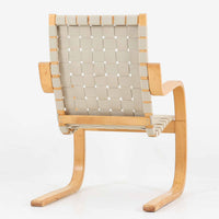 Alvar Aaltoが手掛けたARMCHAIR 406は、しなやかな曲線を描く成形バーチ材フレームが印象的な北欧モダンの名作です。アームから脚部へと流れる一体感のあるフォルムと、ウェビングテープを格子状に編み込んだ座面・背もたれが軽やかな存在感を演出します。身体を包み込むような柔軟性と快適な座り心地を備え、読書やラウンジスペースなどにも最適です。経年による風合いも魅力となり、機能性と造形美を兼ね備えた北欧ビンテージならではの価値を楽しめます。