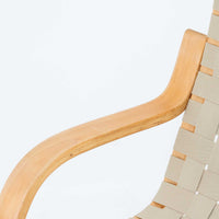 Alvar Aaltoが手掛けたARMCHAIR 406は、しなやかな曲線を描く成形バーチ材フレームが印象的な北欧モダンの名作です。アームから脚部へと流れる一体感のあるフォルムと、ウェビングテープを格子状に編み込んだ座面・背もたれが軽やかな存在感を演出します。身体を包み込むような柔軟性と快適な座り心地を備え、読書やラウンジスペースなどにも最適です。経年による風合いも魅力となり、機能性と造形美を兼ね備えた北欧ビンテージならではの価値を楽しめます。