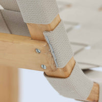 Alvar Aaltoが手掛けたARMCHAIR 406は、しなやかな曲線を描く成形バーチ材フレームが印象的な北欧モダンの名作です。アームから脚部へと流れる一体感のあるフォルムと、ウェビングテープを格子状に編み込んだ座面・背もたれが軽やかな存在感を演出します。身体を包み込むような柔軟性と快適な座り心地を備え、読書やラウンジスペースなどにも最適です。経年による風合いも魅力となり、機能性と造形美を兼ね備えた北欧ビンテージならではの価値を楽しめます。