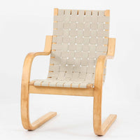 Alvar Aaltoが手掛けたARMCHAIR 406は、しなやかな曲線を描く成形バーチ材フレームが印象的な北欧モダンの名作です。アームから脚部へと流れる一体感のあるフォルムと、ウェビングテープを格子状に編み込んだ座面・背もたれが軽やかな存在感を演出します。身体を包み込むような柔軟性と快適な座り心地を備え、読書やラウンジスペースなどにも最適です。経年による風合いも魅力となり、機能性と造形美を兼ね備えた北欧ビンテージならではの価値を楽しめます。
