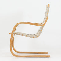 Alvar Aaltoが手掛けたARMCHAIR 406は、しなやかな曲線を描く成形バーチ材フレームが印象的な北欧モダンの名作です。アームから脚部へと流れる一体感のあるフォルムと、ウェビングテープを格子状に編み込んだ座面・背もたれが軽やかな存在感を演出します。身体を包み込むような柔軟性と快適な座り心地を備え、読書やラウンジスペースなどにも最適です。経年による風合いも魅力となり、機能性と造形美を兼ね備えた北欧ビンテージならではの価値を楽しめます。